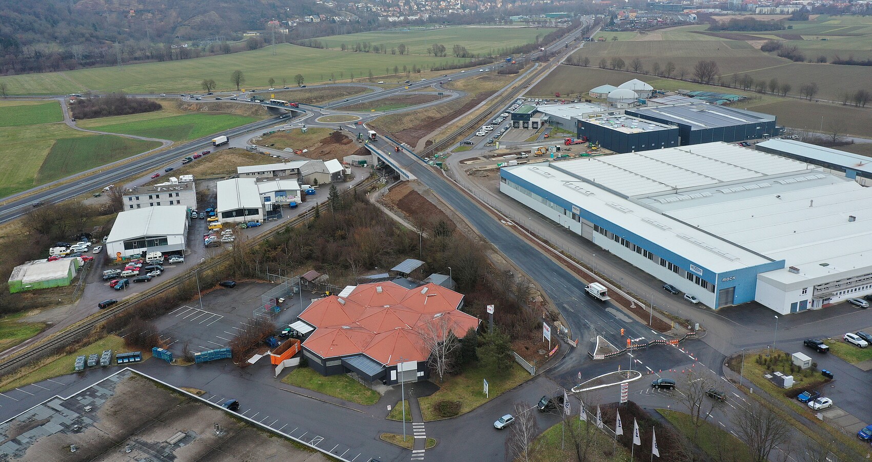 Luftaufnahme vom neuen Brückenbauwerk über die Bahn im Verlauf der L 370 bei Tübingen-Weilheim