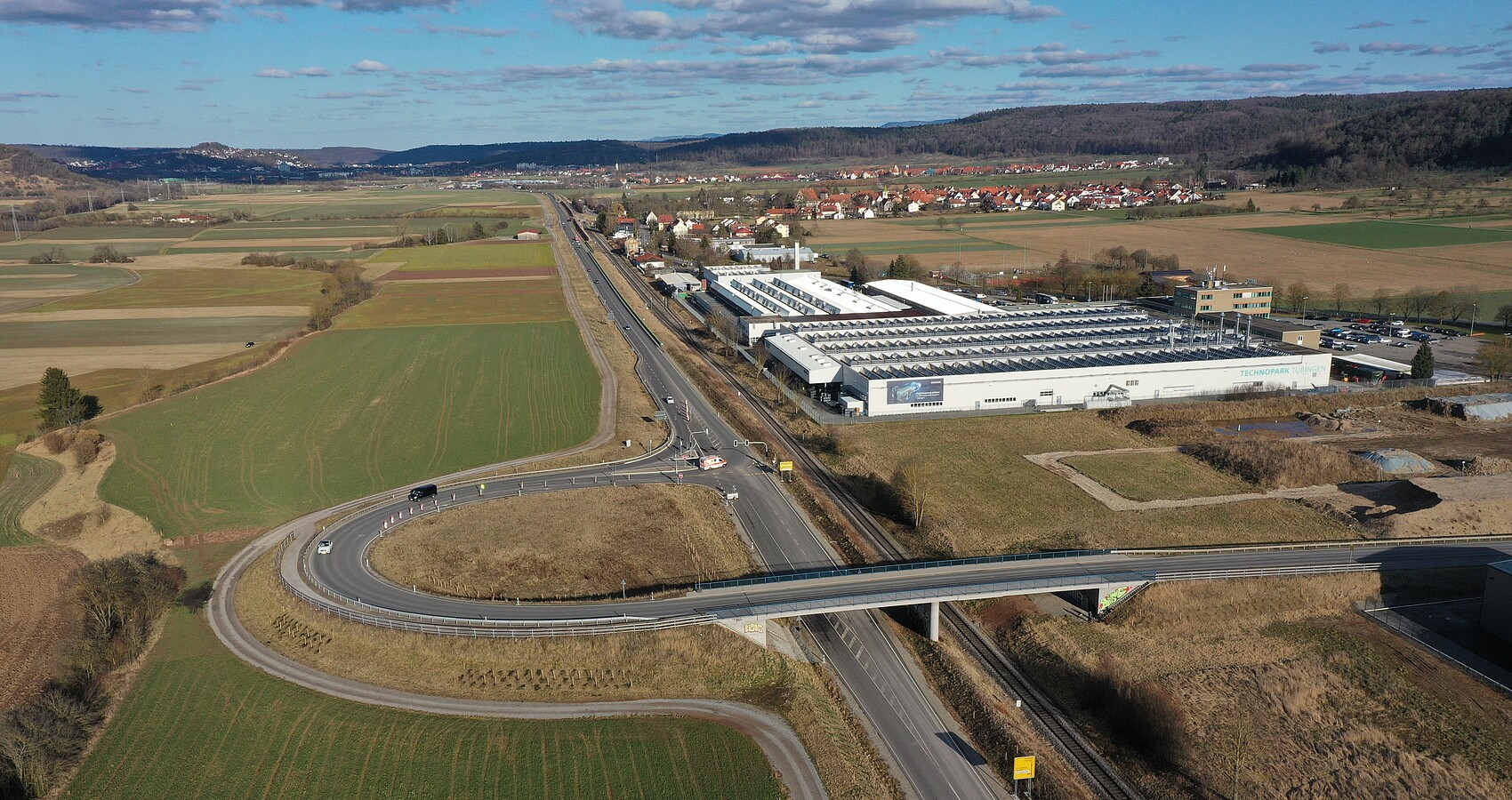 Drohnenbild von der B 28 zwischen Rottenburg und Tübingen