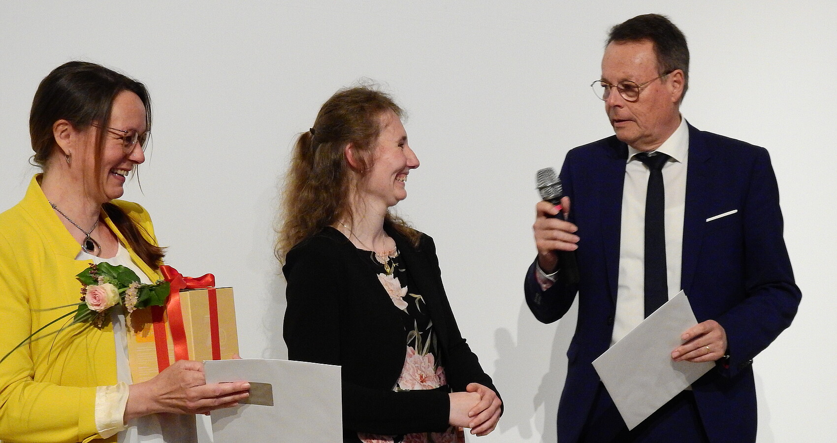 Das Bild zeigt Jahrgangsbeste Martina Waibel und Anja Schrode mit Regierungspräsident Klaus Tappeser bei der Meisterbriefübergabe