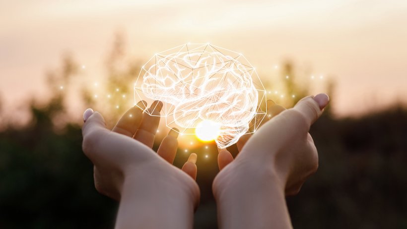 Zwei Hände halten durchsichtige Kugel