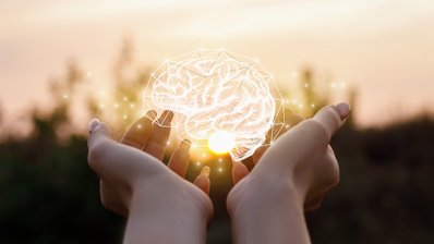 Zwei Hände halten durchsichtige Kugel