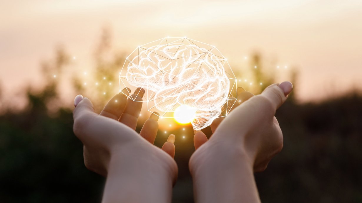 Zwei Hände halten durchsichtige Kugel