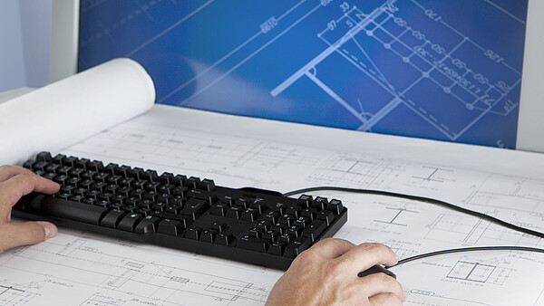 Bauzeichner beim Arbeiten mit einem CAD-Programm