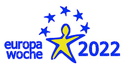 Logo Europawoche 2022, Schriftzug in blau mit Sternen, in der Mitte gelbes Männchen in Form eines Sternes.