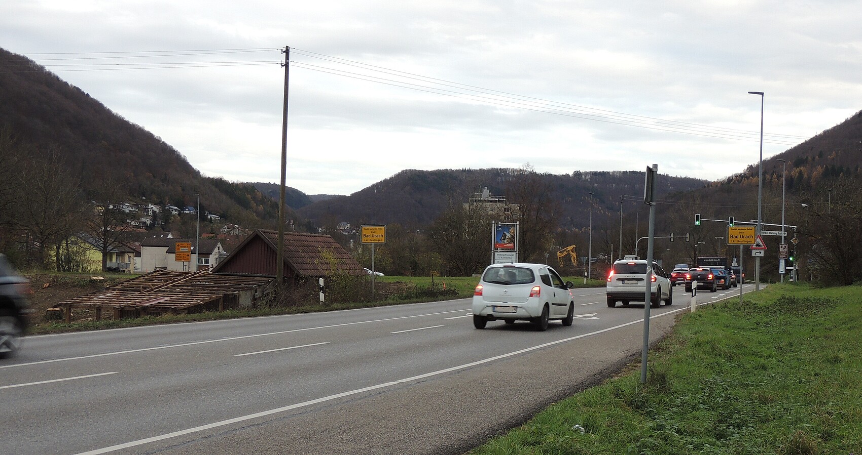 Das Foto zeigt die B 28 am Ortseingang von Bad Urach