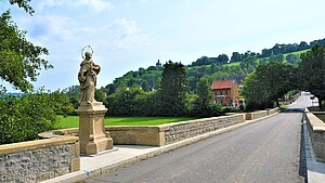 Bild zeigt historische Jagstbrücke mit der Statue des Heiligen Nepomuk
