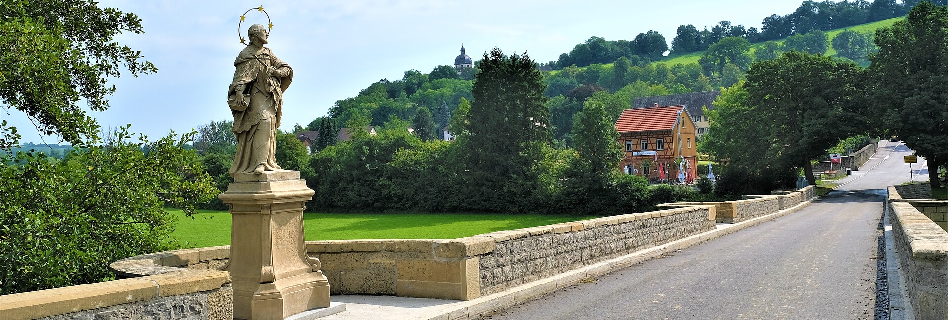 Bild zeigt historische Jagstbrücke mit der Statue des Heiligen Nepomuk