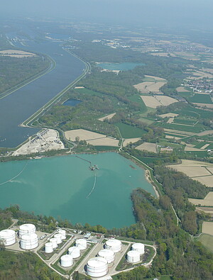 Luftbild RHR Freistett mit Tanklagern und Kiessee