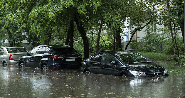 Überflutete Autos nach Starkregen