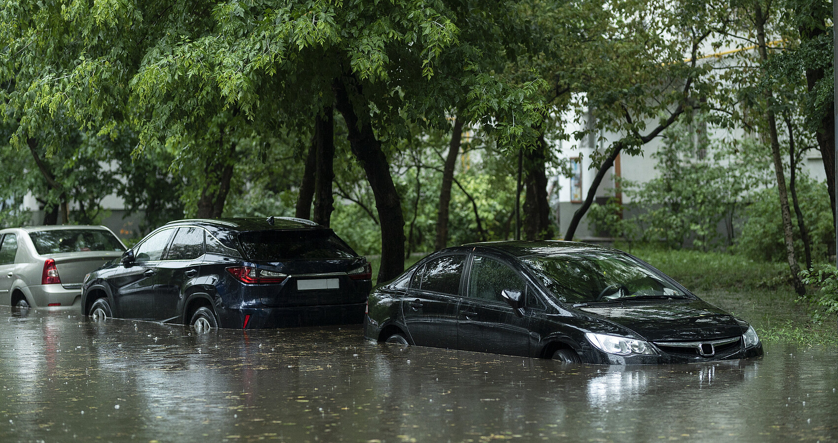 Überflutete Autos nach Starkregen