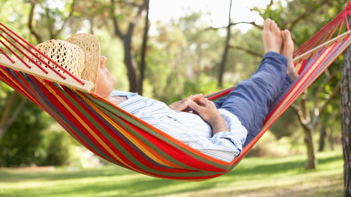Ein Mann liegt entspannt in der Hängematte