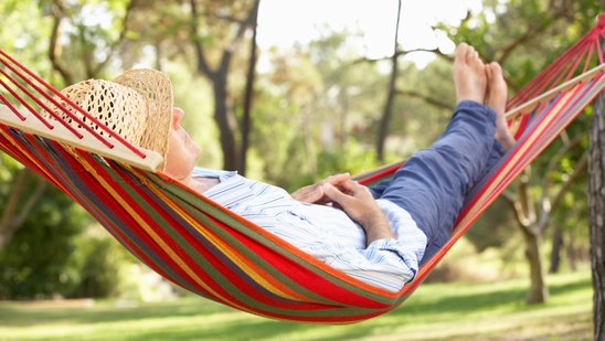 Ein Mann liegt entspannt in der Hängematte