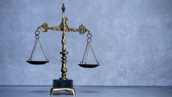 Waage vor blauem Hintergrund