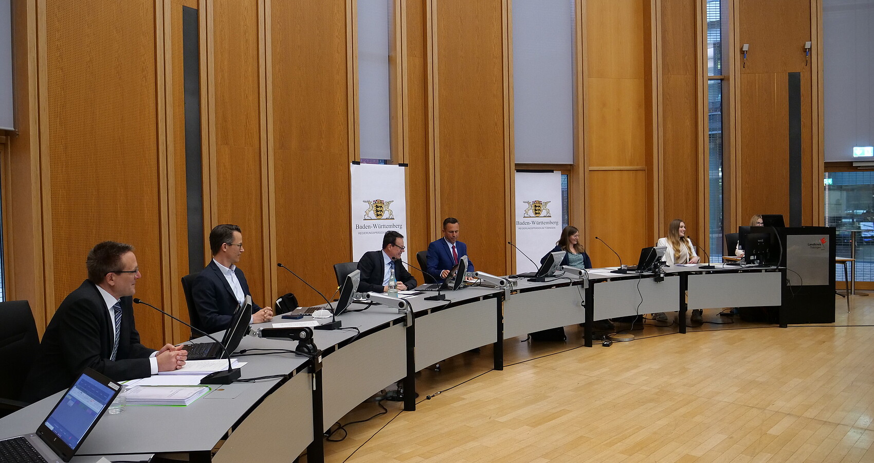 Regierungspräsident Klaus Tappeser und Vertreterinnen und Vertreter der Abteilung 4 Mobilität, Verkehr Straßen sitzen an einem runden Plenumstisch