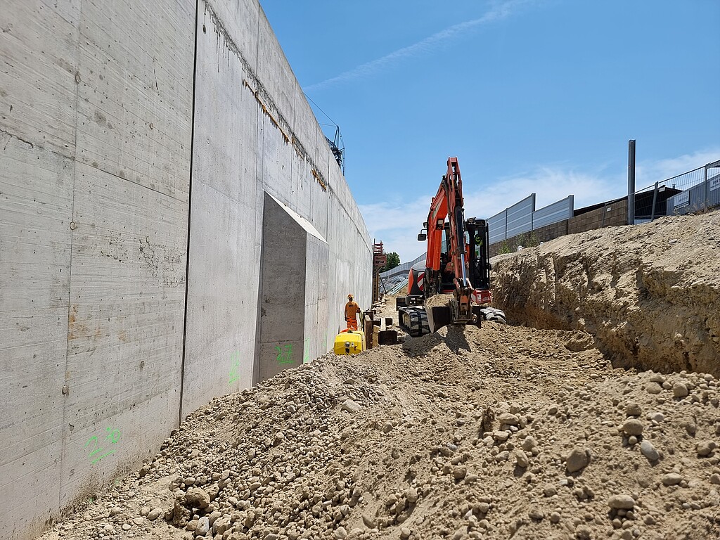 Der Bereich zwischen Tunnelwand und Rand der Baugrube
