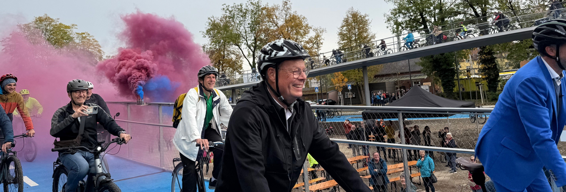 Menschen fahren über eine Radbrücke. Im Vordergrund Regierungspräsident Tappeser, ganz rechts, Oberbürgermeister Palmer über eine 