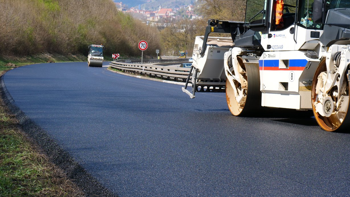 Zwei Walzen fahren auf frischen Asphalt bei Fahrbahndeckenerneuerung zwischen Tuebingen und Reutlingen