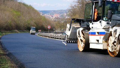 Zwei Walzen fahren auf frischen Asphalt bei Fahrbahndeckenerneuerung zwischen Tuebingen und Reutlingen
