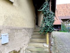 Bild zeigt Ansicht Hauseingang Gebäude Ortsmitte, 74397 Pfaffenhofen