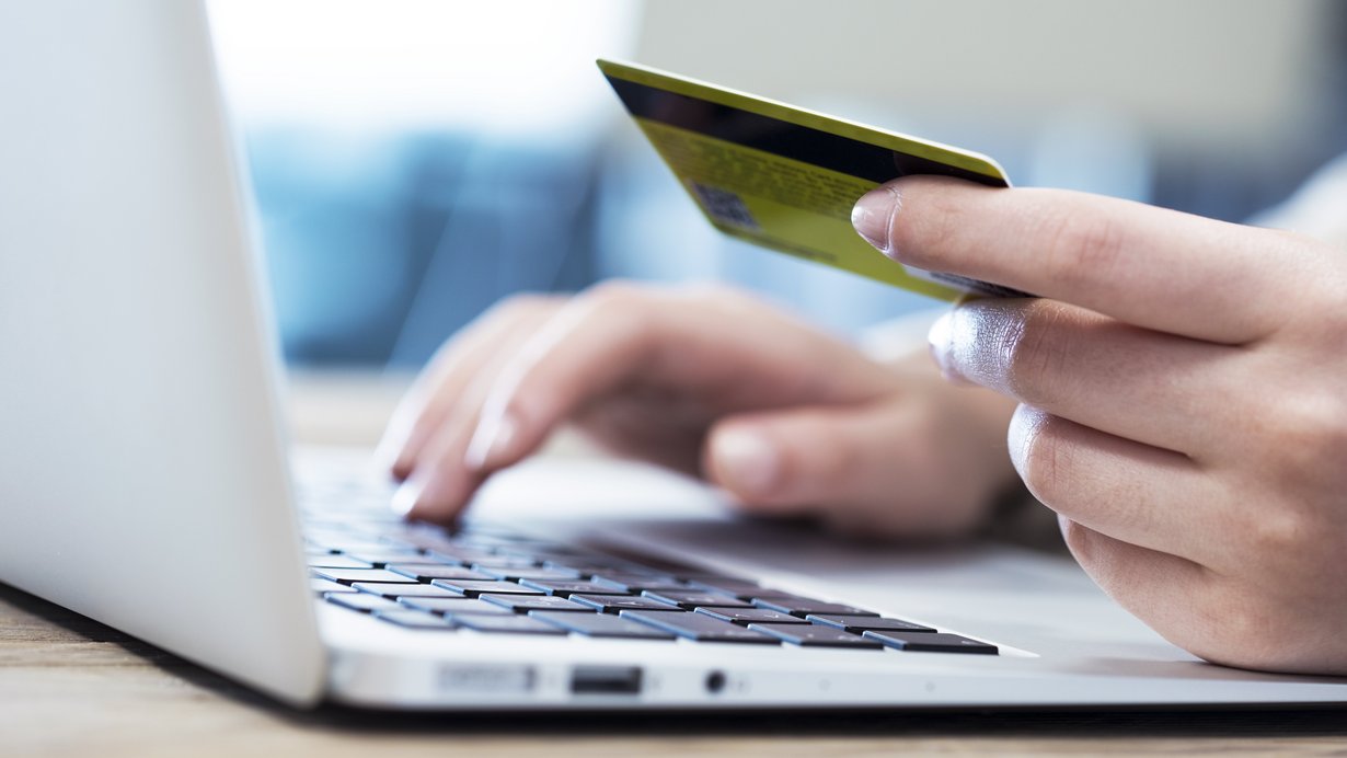 Frau kauft im Internet ein