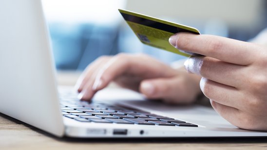 Frau kauft im Internet ein