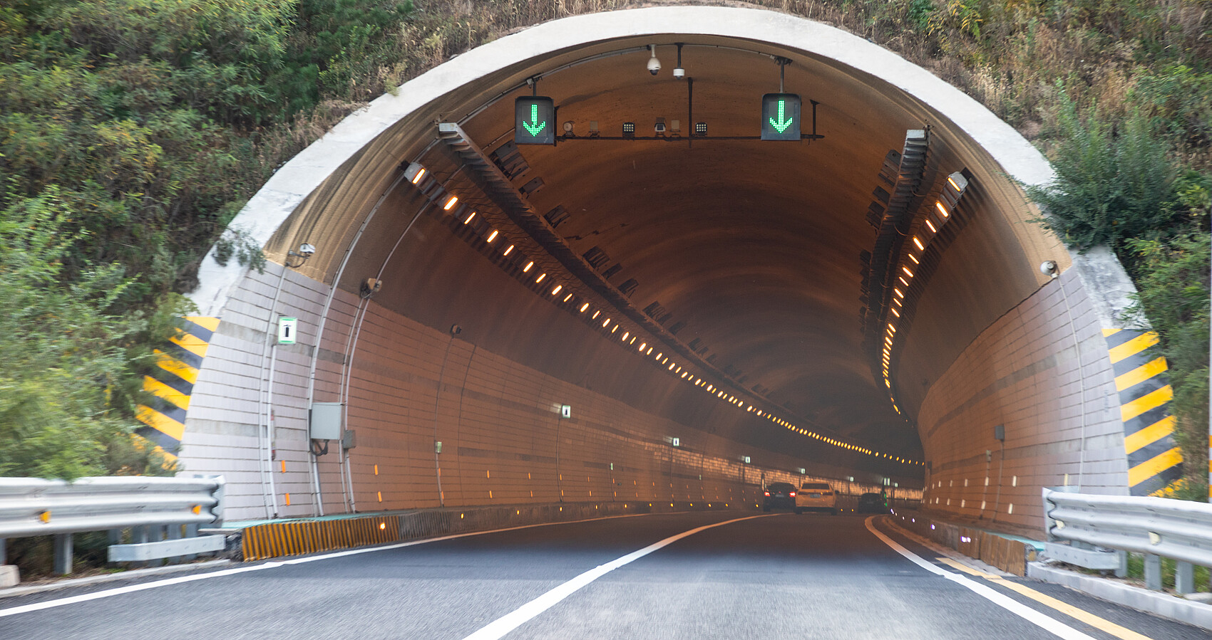 Einfahrt in einen Tunnel