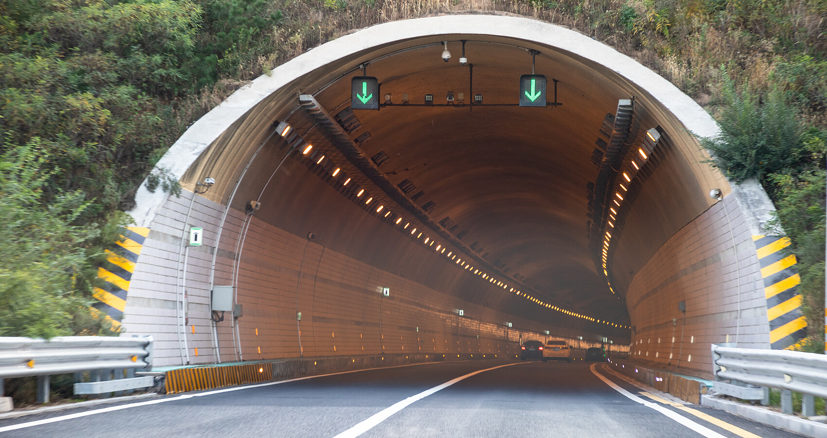 Einfahrt in einen Tunnel