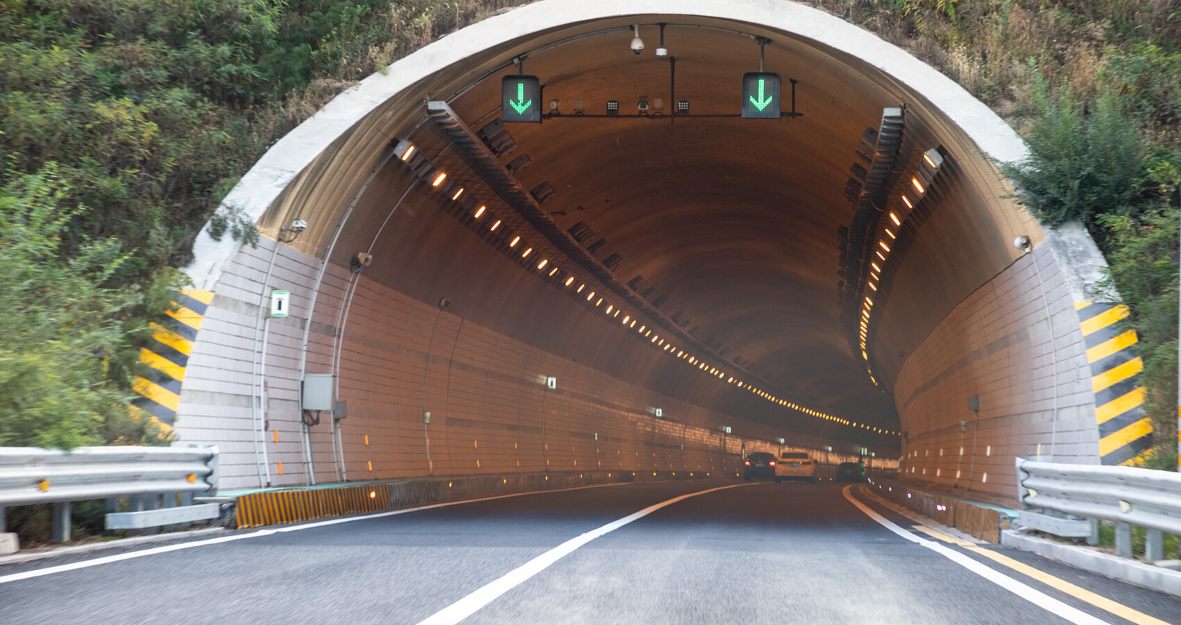 Einfahrt in einen Tunnel