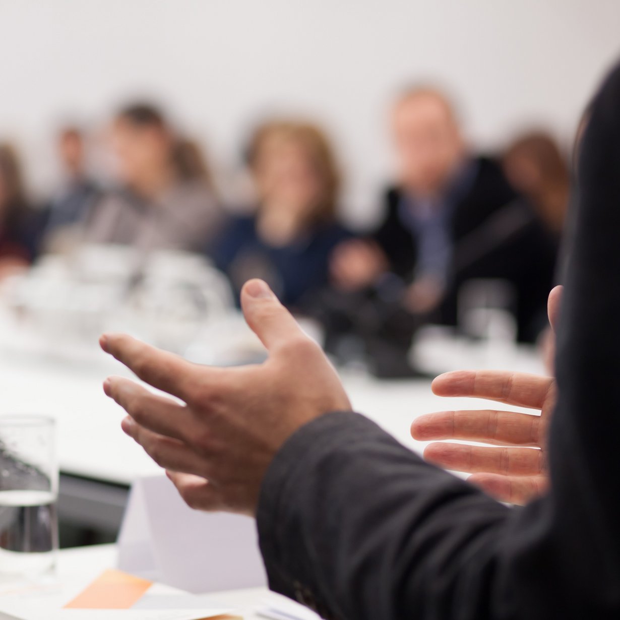 Menschen bei einem Seminar