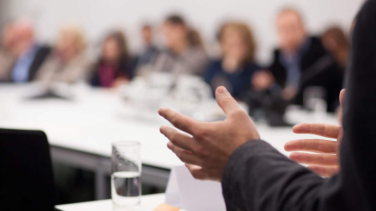Menschen bei einem Seminar