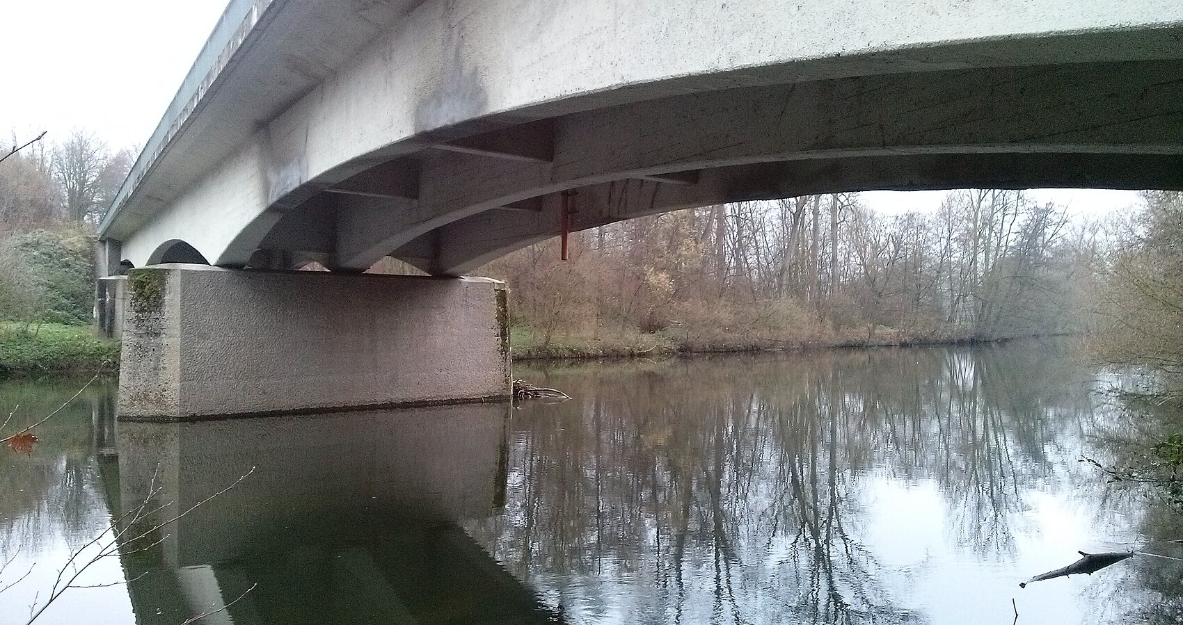 Das Bild zeigt einen Teil der Brücke über die Enz von unten.