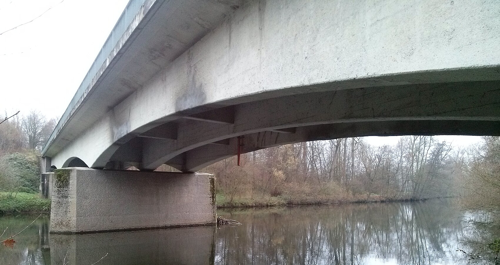 Das Bild zeigt einen Teil der Brücke über die Enz von unten.
