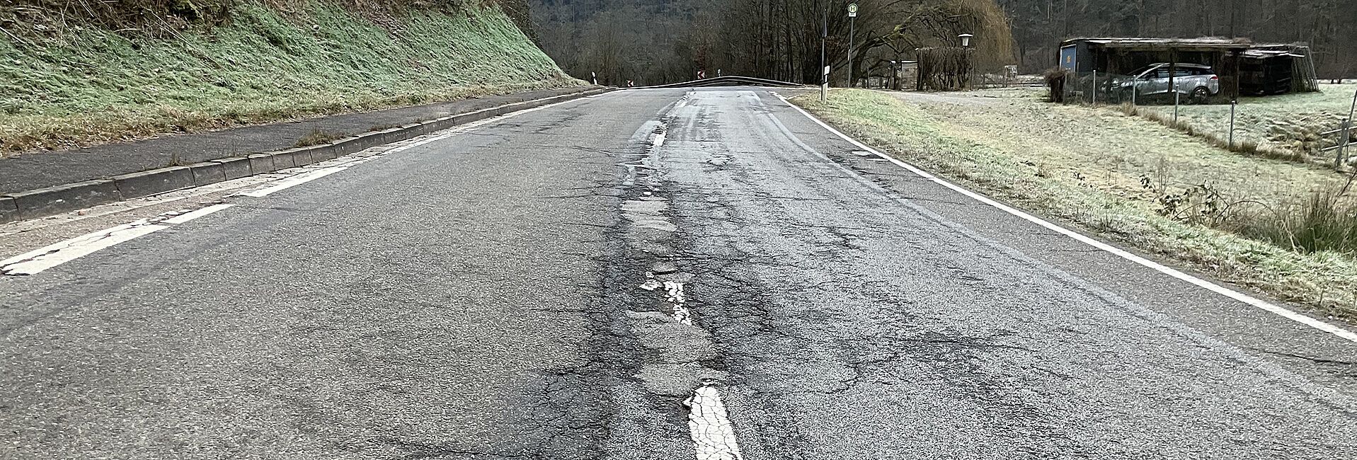 Straße mit Rissen und Verdrückungen