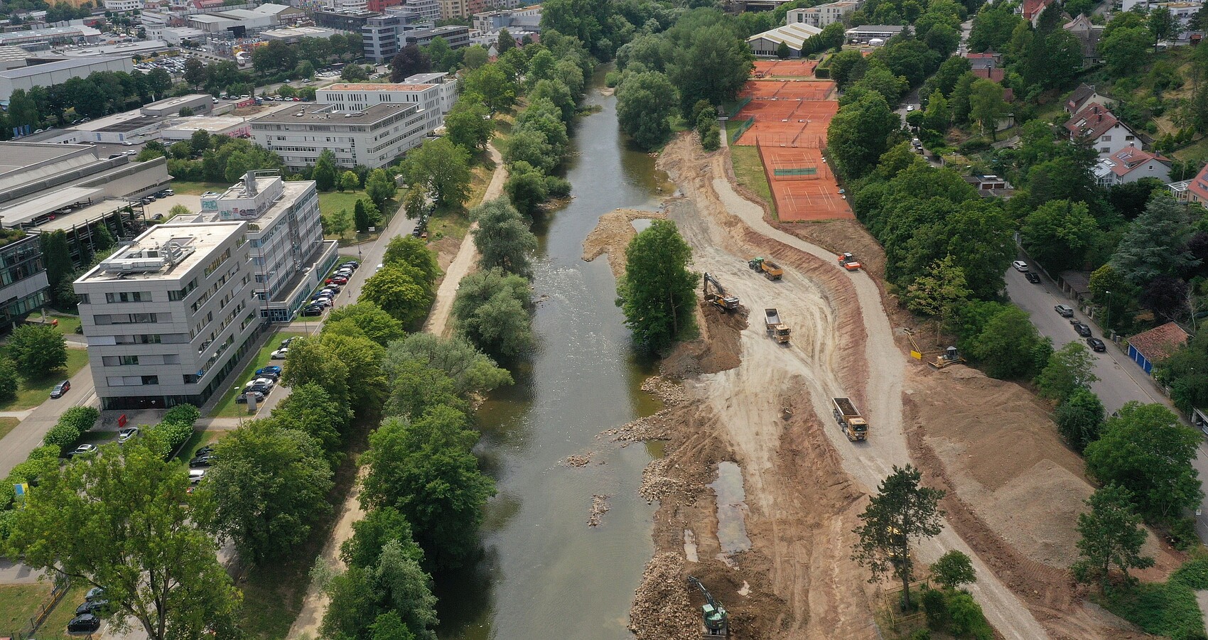 Luftaufnahme von den Baumaßnahmen am Flusspark Neckaraue in Tübingen 