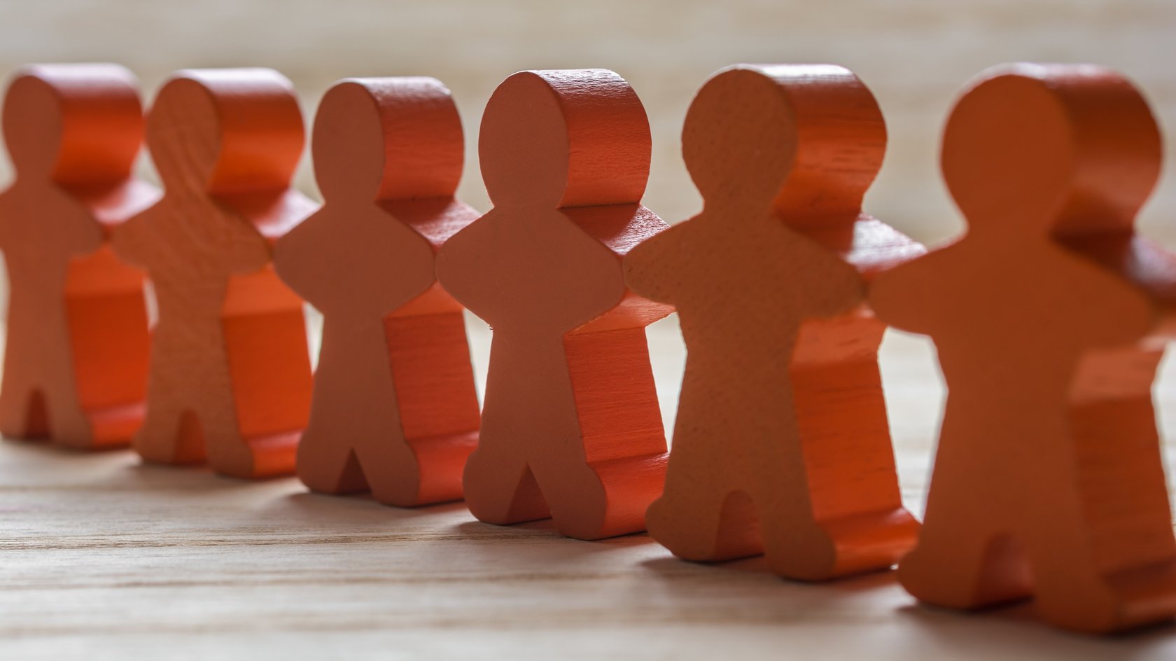 Menschenkette aus Holzfiguren 