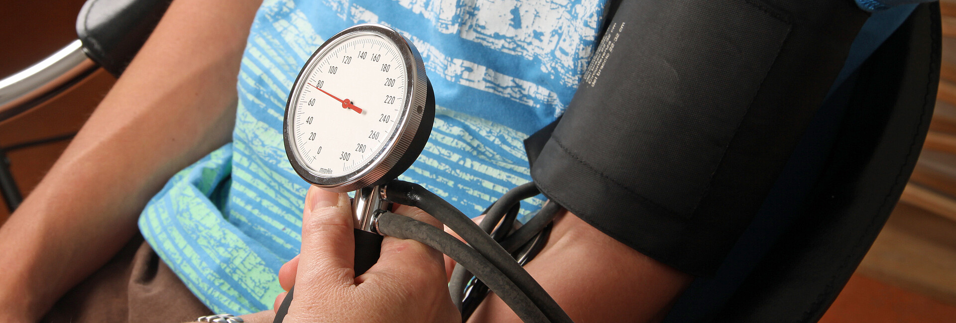 Einem jungen Mann wird der Blutdruck gemessen