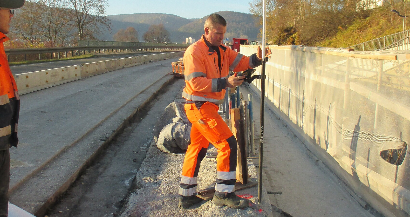 Bauarbeiter auf der Baustelle für die Lärmschutzwand an der B 14 bei Wurmlingen