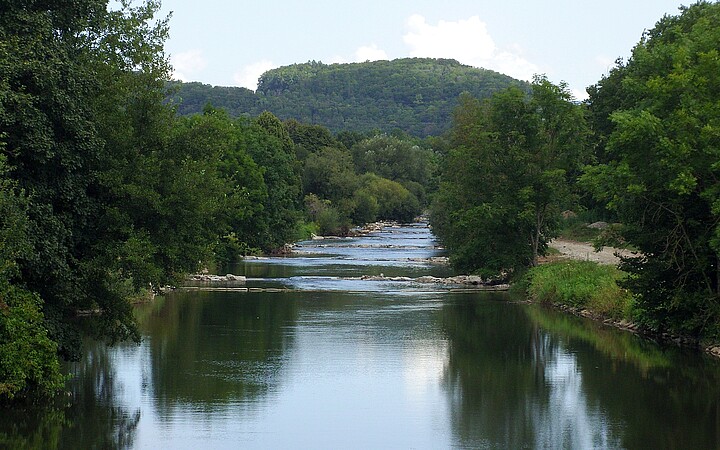 Fertiggestellte Lenkriegel von Tumringer Brücke flussaufwärts