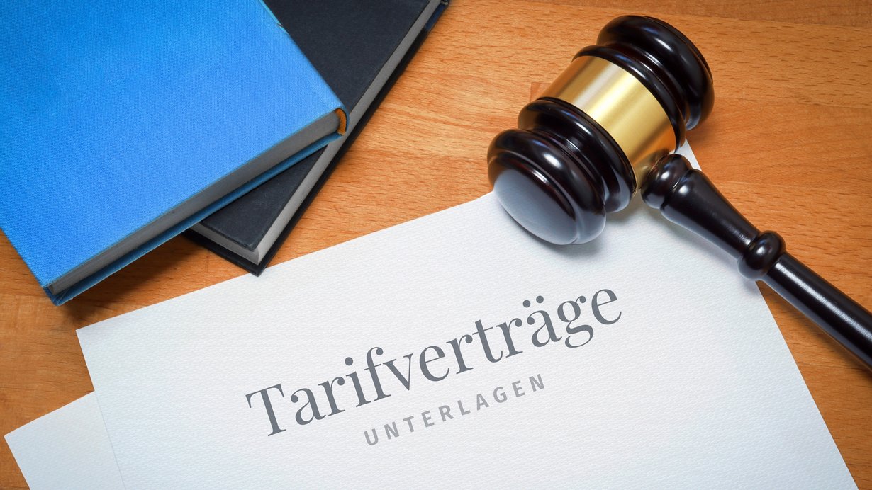 Bild zeigt Tarifvertrag mit Gerichtshammer