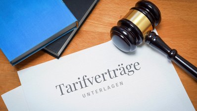 Bild zeigt Tarifvertrag mit Gerichtshammer