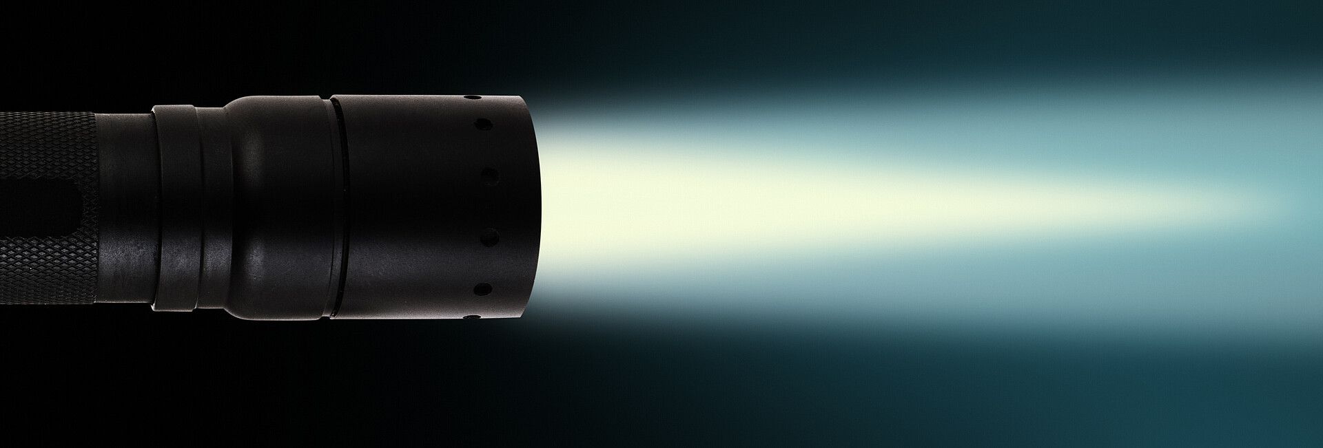 LED Taschenlampe vor schwarzem Hintergrund