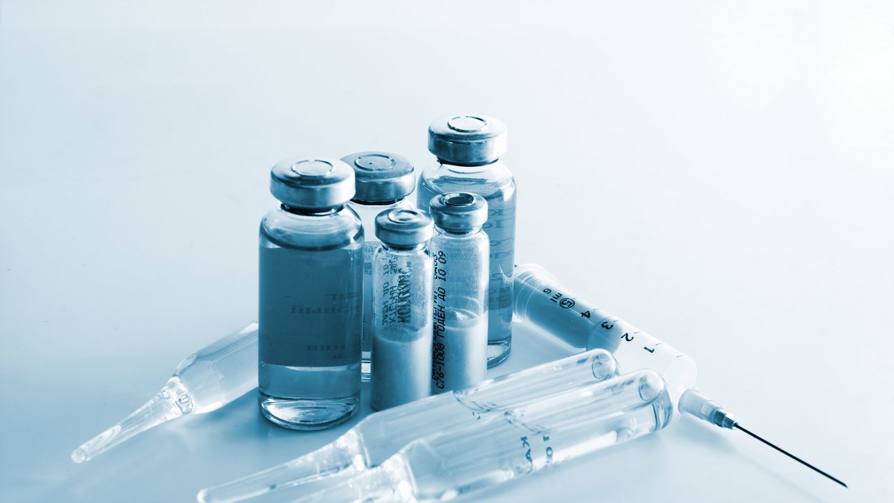 Verschiedene Fläschchen und Spritzen mit Arzneimitteln