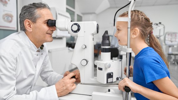 Augenarzt untersucht Mädchen