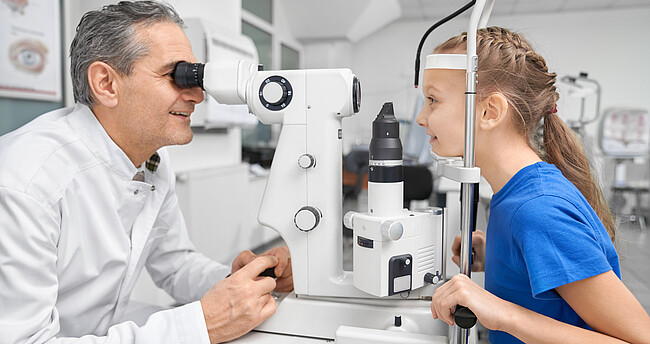 Augenarzt untersucht Mädchen