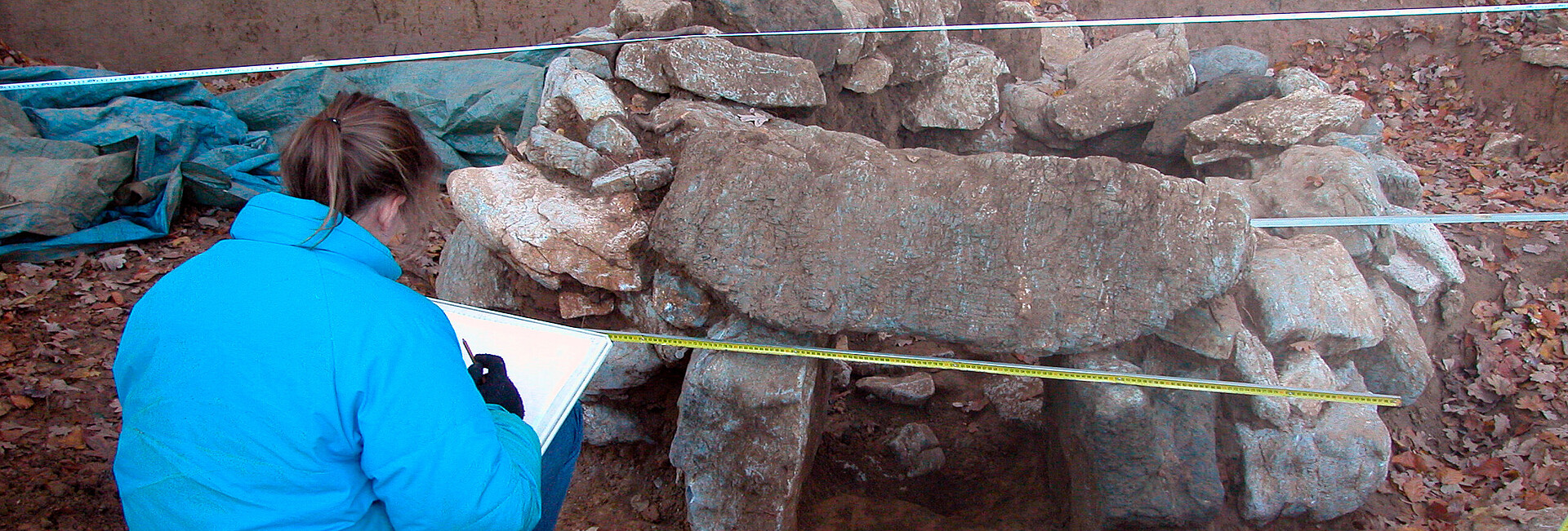 eine Frau arbeitet an einer archäologischen Grabung