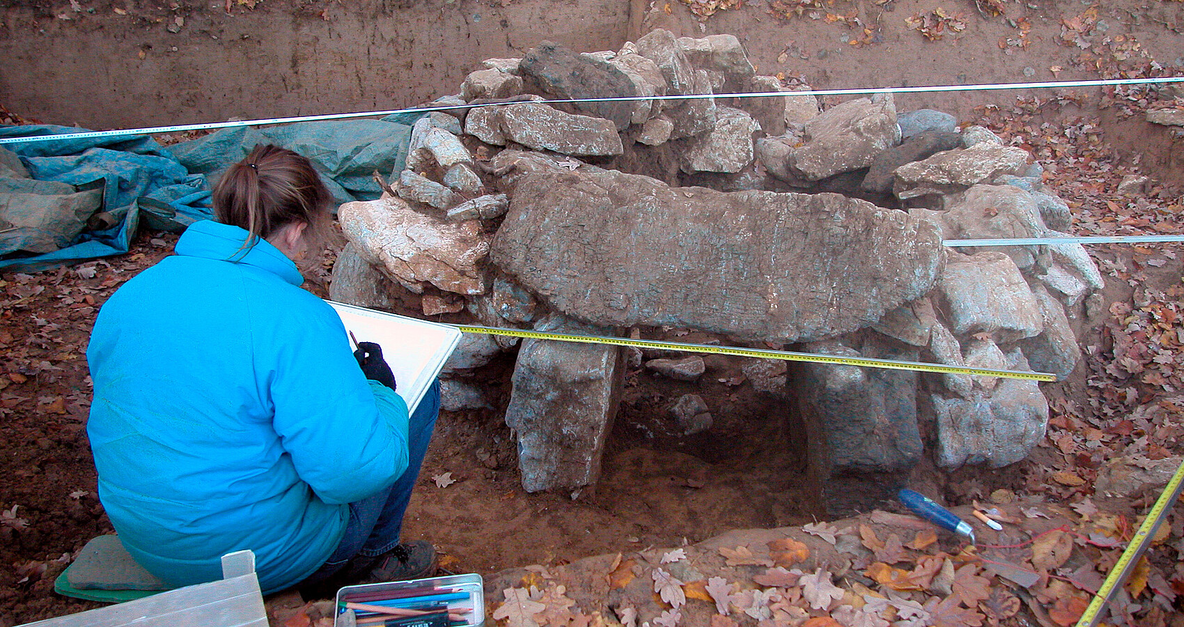 eine Frau arbeitet an einer archäologischen Grabung