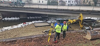 Auf diesem Bild sehen Sie die Fertigstellung des Fangedamms und Einmessung der Gerüstfundamente