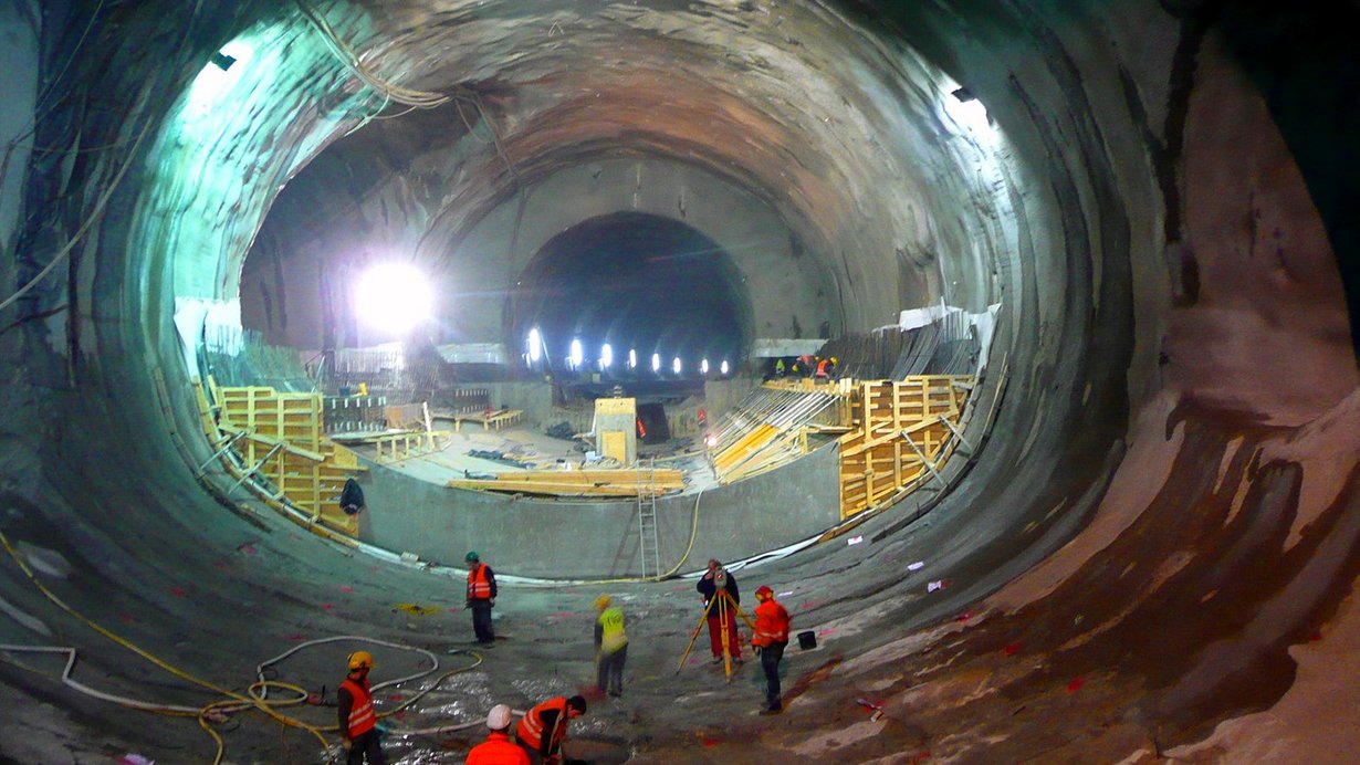 Blick in die Innenröhre beim Bau des Tunnels in Schwäbisch Gmünd, man sieht Ingenieure und Arbeiter auf der Baustelle