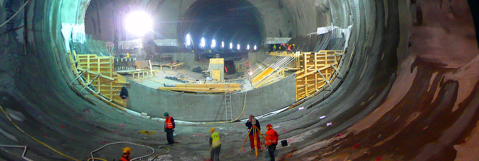 Blick in die Innenröhre beim Bau des Tunnels in Schwäbisch Gmünd, man sieht Ingenieure und Arbeiter auf der Baustelle