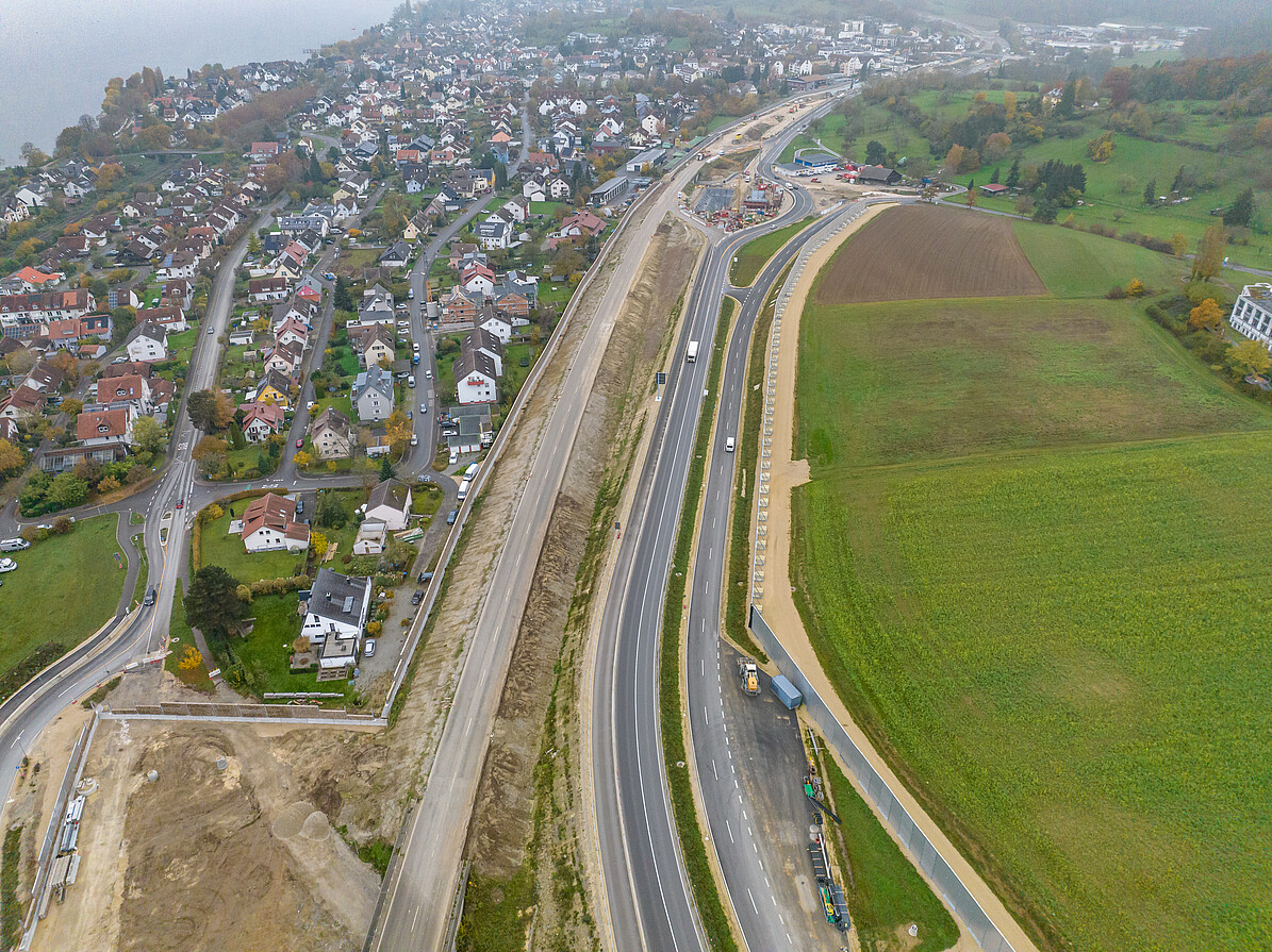 Von Links nach rechts: Allensbach mit Wohnbebauung und Lärmschutzwand – Damm der alten B33 – Umleitungsstrecke – Zufahrt Kliniken Schmieder